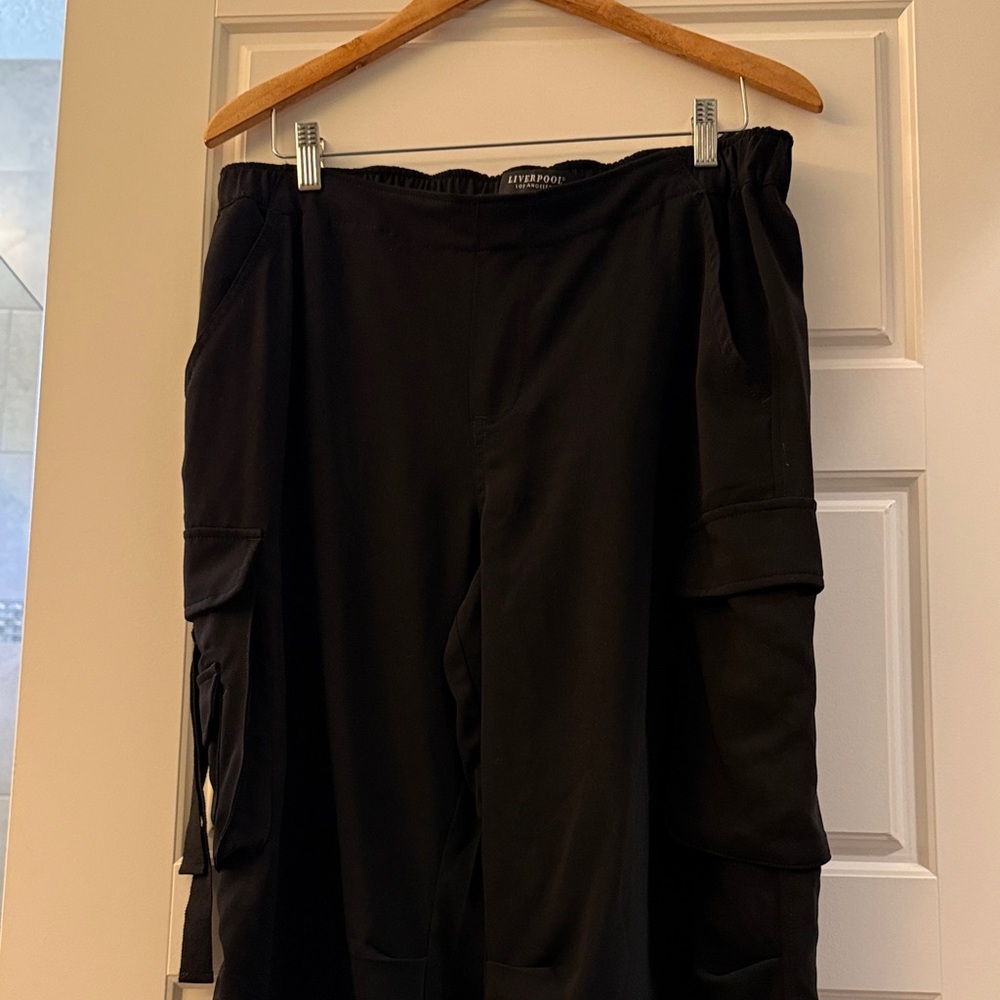 Adorable Liverpool Jeans Company Black Capris